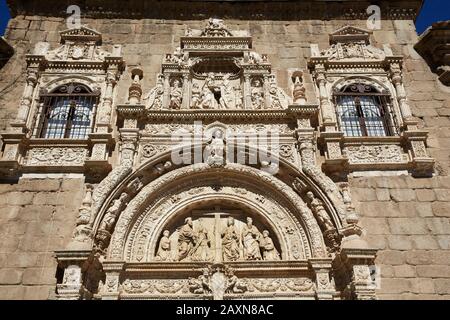Verzierter Eingang zum Krankenhaus 'Museum von Santa Cruz' aus dem 16. Jahrhundert, das von Kardinal Mendoza gegründet wurde Stockfoto