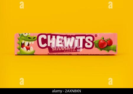 Eine Packung Chewits Bonbons wurde auf gelbem Hintergrund geschossen. Stockfoto