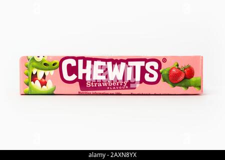Eine Packung Chewits Bonbons wurde auf weißem Hintergrund gedreht. Stockfoto