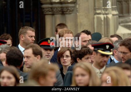 Prinz William nahm im Oktober 2007 an der Beerdigung Von Major Alexis Roberts in der Kathedrale von Canterbury in Kent Teil. Major 'Lex' Roberts wurde während der Operationen in der Nähe des Kandahar Airfield in der Provinz Helmand durch eine Explosion getötet, während er mit dem 1st Battalion, Den Royal Gurkha Rifles, diente. Der Prinz bezeichnete Major Roberts als "guten Freund" und sagte, er sei "zutiefst betrübt" über seinen Tod. Stockfoto