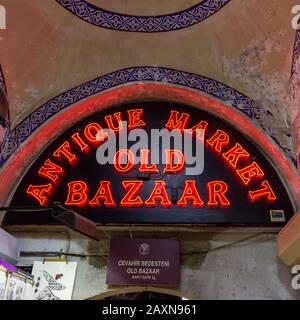 18. Juni 2019 - Istanbul, Türkei - Neon Schild "Antiquitätenmarkt Alter Basar" über Tor 4 im großen Basar Stockfoto