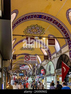 18. Juni 2019 - Istanbul, Türkei - Verzierte Decken über den Straßen des großen Basars, die als eines der ältesten Einkaufszentren im Wor gelten Stockfoto