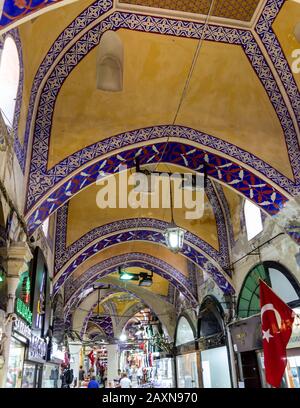 18. Juni 2019 - Istanbul, Türkei - Verzierte Decken über den Straßen des großen Basars, die als eines der ältesten Einkaufszentren im Wor gelten Stockfoto