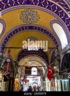 18. Juni 2019 - Istanbul, Türkei - Verzierte Decken über den Straßen des großen Basars, die als eines der ältesten Einkaufszentren im Wor gelten Stockfoto