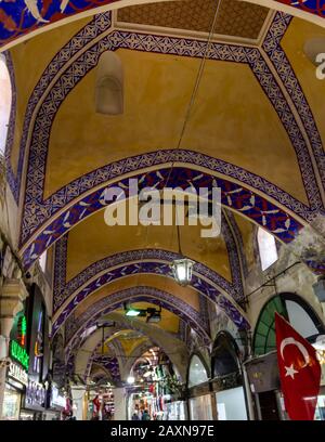 18. Juni 2019 - Istanbul, Türkei - Verzierte Decken über den Straßen des großen Basars, die als eines der ältesten Einkaufszentren im Wor gelten Stockfoto