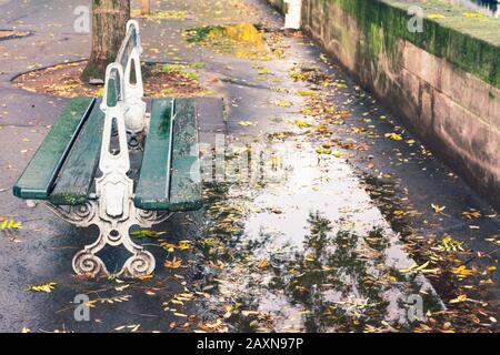 Bank auf einem Spaziergang entlang der seine, mit dem nassen Boden, einem regnerischen Herbsttag, auf dem Bourdon Boulevard Stockfoto