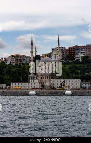 19. Juni 2019 - Istanbul, Türkei - Blick auf eine Moschee am Ufer der Bosporus Straße Stockfoto