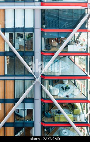 Blick auf die Wohnungen in Neo bankside Entwicklung von der Sichtebene von Tate Modern's Blavatnik Gebäude. Am 02.12.2020 hatten die Einwohner keinen Erfolg, eine einstweilige Verfügung zu erwirken, die Tate modern dazu zwang, die Sicht zu schützen. Herr Justice Mann missbilligte die Behauptung, die Besitzer sollten ihre Jalousien absenken oder Netzvorhänge installieren. Kredit: Urban-Wirtschaft-Nachrichten / Alamy Stockfoto