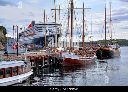 Historische Schiffe im Hafen im Oslo-Fjord mit dem transatlantischen Linienschiff Queen Mary 2, Oslo, Norwegen Stockfoto