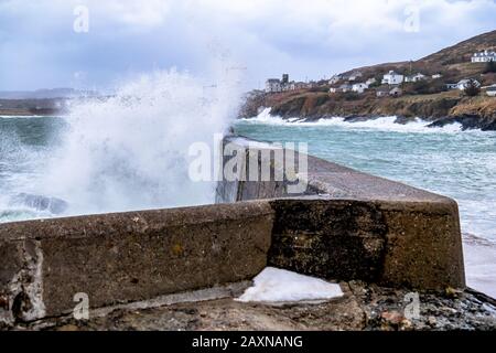 Abstürmende Ozeanwellen in Portnoo beim Sturm Ciara im County Donegal - Irland. Stockfoto