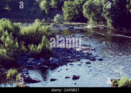 Fluss mit Felsen und Bäumen, Blick von oben, Stockfoto