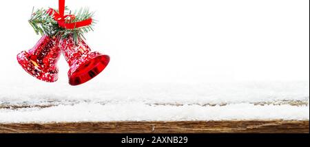 Rote kleine Glocken zu Weihnachten vor weißem Hintergrund Stockfoto