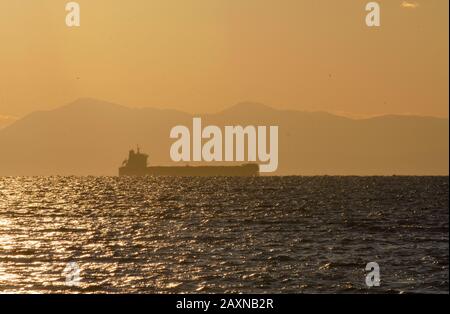 Frachtschiff, das in den Hafen von Piräus in Athen, Griechenland, eindringt Stockfoto