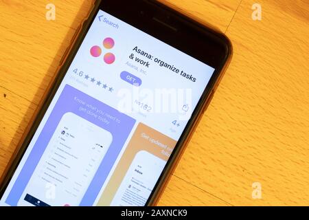 Los Angeles, Kalifornien, USA - 12. Februar 2020: Asana App Store Seite nah oben, Illustrative Editorial Stockfoto