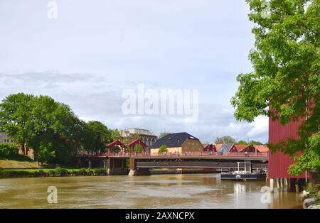 Die Altstadtbrücke (Gamle Bybro) überspannt den Fluss Nidelva im Bakklandet-Bezirk Trondheim, Norwegen. Stockfoto