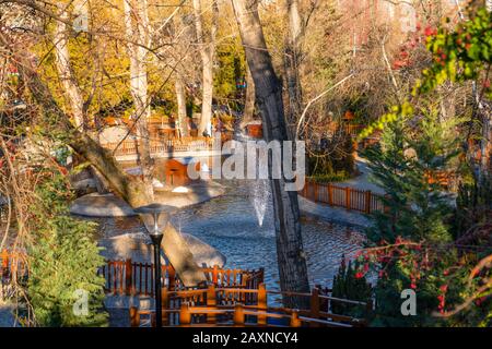 Ankara/Türkei - Februar 08 2020: Strom fließt im Kugulu Park, der ein beliebter Ort in der Region Cankaya ist Stockfoto