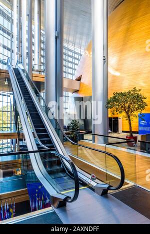 Rolltreppe zum Eingang des Plenarsaals des Europäischen Parlaments im Louise Weiss Gebäude in Straßburg, Frankreich. Stockfoto