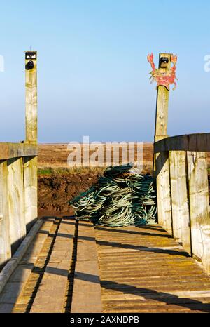 Ein Anlegepunkt für Fischerboote mit gewickelten Seilen in einem North Norfolk Creek in Morston, Norfolk, England, Großbritannien, Europa. Stockfoto