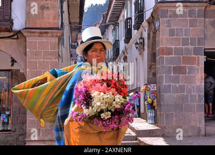 Blumengeschäft Assistent in der Altstadt, Cuzco, Andes Hochland, Peru Stockfoto