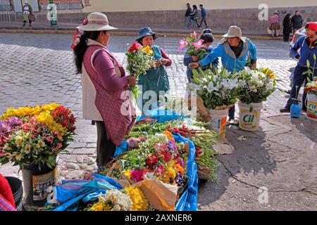 Blumenladen Assistenten auf dem Markt Vierte San Pedro in der Altstadt, Cuzco, Andes Hochland, Peru, UNESCO-Weltkulturerbe Stockfoto