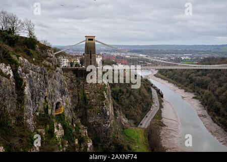 Die Clifton Suspension Bridge ist eine Hängebrücke überspannt die Avon-Schlucht und den Fluss Avon, Clifton in Bristol mit Leigh Woods im Norden So verknüpfen Stockfoto