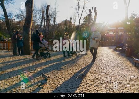 Ankara/Türkei - Februar 08 2020: Menschen Silhouetten im Kugulu Park, der ein beliebter Ort in der Region Cankaya ist Stockfoto