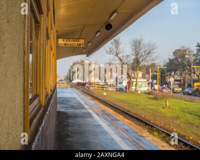 Józefów, Polen - 23. November 2017: Einsame Frau auf einem Bahnhof in Altlengbach, 'Drehrichtung Warschau' Stockfoto
