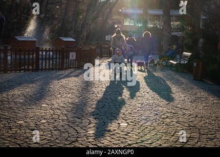 Ankara/Türkei - Februar 08 2020: Menschen Silhouetten im Kugulu Park, der ein beliebter Ort in der Region Cankaya ist Stockfoto