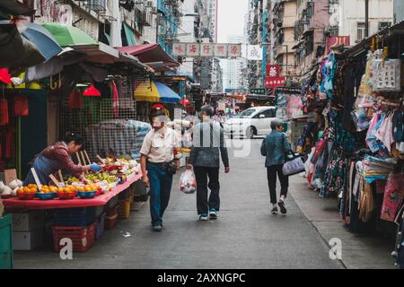 Hongkong, China - November 2019: Menschen auf dem Straßenmarkt in der Altstadt von Hongkong Stockfoto