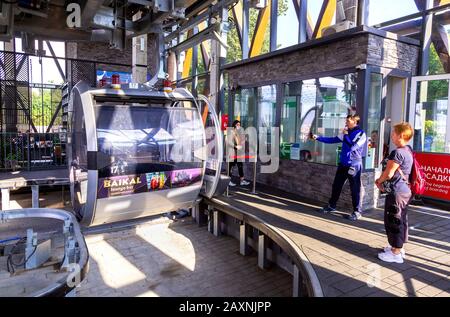 Moskau, Russland - 8. Juli 2019: Einsteigen in die Kabinen der Seilbahn-Strecke am Bahnhof Vorobevy Gory. Öffentlicher Nahverkehr in Moskau Stockfoto