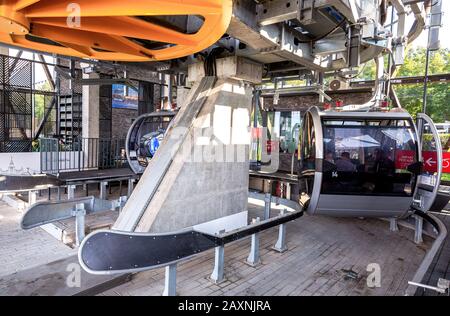 Moskau, Russland - 8. Juli 2019: Einsteigen in die Kabinen der Seilbahn-Strecke am Bahnhof Vorobevy Gory. Öffentlicher Nahverkehr in Moskau Stockfoto