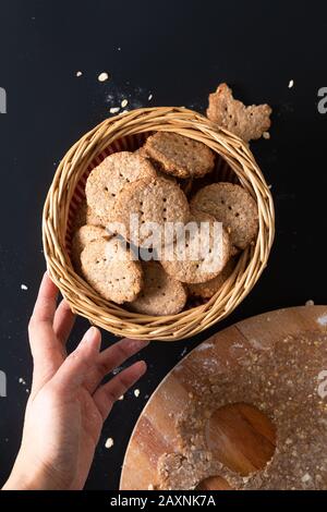 Gesundes Lebensmittelkonzept Hausgemachter organischer Verdauungsoat und Weizenbran Plätzchen mit Kopierraum Stockfoto