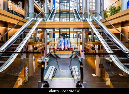 Rolltreppen und Flaggen der Mitgliedsstaaten der Europäischen Union im Gebäude Louise Weiss, Sitz des Europäischen Parlaments in Straßburg, Frankreich. Stockfoto