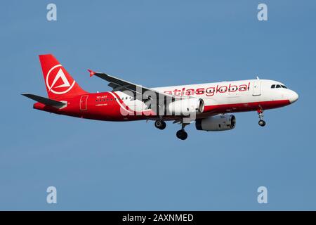 Istanbul/Türkei - 28. März 2019: Ankunft und Landung des Passagierflugzeugs AtlasGlobal Airbus A320 TC-ATT am Flughafen Istanbul Atatürk Stockfoto