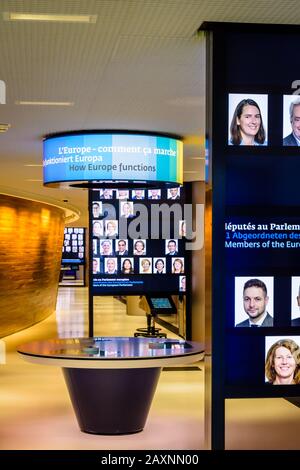 Porträts der Abgeordneten im Parlamentarium Simone Veil, einem interaktiven pädagogischen Raum im Gebäude Louise Weiss in Straßburg, Frankreich Stockfoto