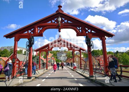 Die Altstadtbrücke (Gamle Bybro) überspannt den Fluss Nidelva im Bakklandet-Bezirk Trondheim, Norwegen. Stockfoto