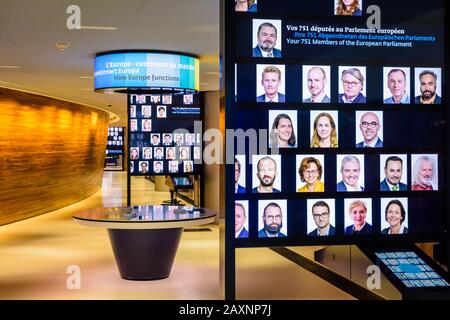 Porträts der Abgeordneten im Parlamentarium Simone Veil, einem interaktiven pädagogischen Raum im Gebäude Louise Weiss in Straßburg, Frankreich Stockfoto