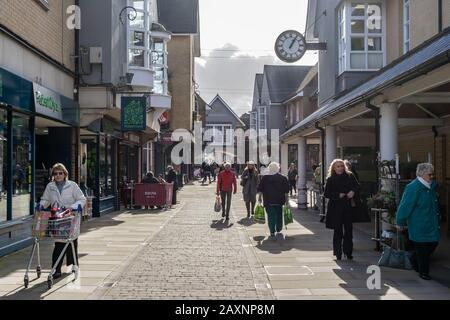 Käufer, die durch Rams gehen, gehen in Petersfield Hampshire, einer typischen englischen Marktstadt in der High Street Stockfoto