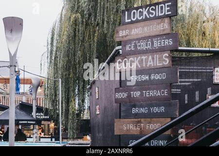 London, Großbritannien - 26. November 2019: Holzschilder im Camden Market, einem der meistfrequentierten Reiseziele in London. Stockfoto