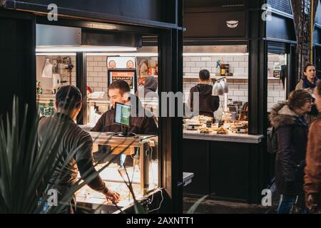 London, Großbritannien - 26. November 2019: Menschen an den Lebensmittelständen im Camden Market, einem der meistfrequentierten Ziele in London. Stockfoto