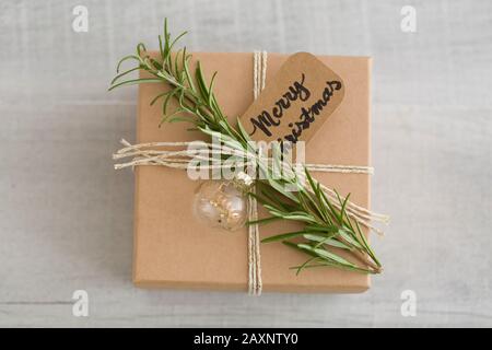 Geschenk, Schachtel, fröhliche Weihnachten, Weihnachtsbaumball Stockfoto