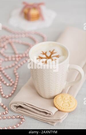 Weihnachtsgebäck, Tisch, Dekoration, weißer Kaffee, Schneeflocke Stockfoto