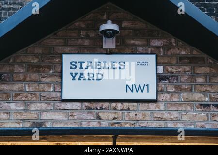 London, Großbritannien - 26. November 2019: Ställe Yard Schild Inside Camden Market, London. Der Camden Market wurde 1974 mit 16 Ständen gegründet und ist einer der meistbefahrenen Stockfoto