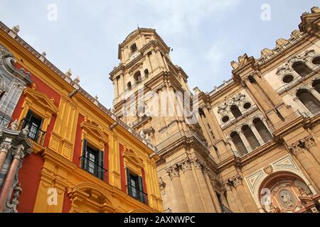 Blick auf den Uhrturm des Doms von der Straßenebene. Schöne Architektur und ein historisches Denkmal, Málaga, Andalusien, Südspanien Stockfoto