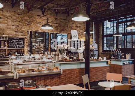 London, Großbritannien - 26. November 2019: Interieur des Camden Grocer, eines Luxus-Deli und Café im Camdens Stables Market, London, Großbritannien. Stockfoto