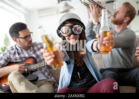 Fröhliche Freunde Party zusammen und Spielen von Instrumenten Stockfoto