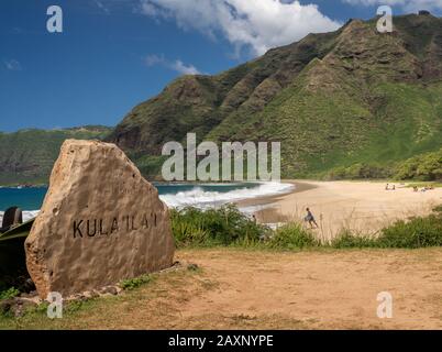 Große Wellen stürzen an der Küste der Bucht von Kula'ila'i und am Strand an der extremen Westküste von Oahu auf Hawaii ab Stockfoto