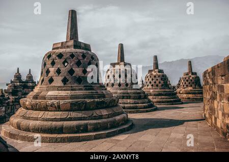 Borobudur oder Barabudur ist ein Mahayana-buddhistischer Tempel aus dem 9. Jahrhundert. Muntilan, in Zentraljava, Indonesien. Es ist der größte buddhistische Tempel der Welt. Stockfoto
