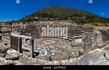 Altgriechischen, Messene. Die Ekklesiasterion, die für kultische Aufführung und politische Zusammenkünfte verwendet wird. Öffentliche Archäologische Stätte. Stockfoto