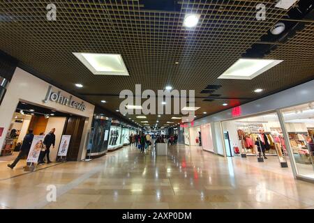 Peterborough Cambridshire, Großbritannien, - 28. Januar 2020 - Queensgate Shopping Center, Geschäfte vorne, Display. Leute, die zum Einkaufen gehen. Stockfoto